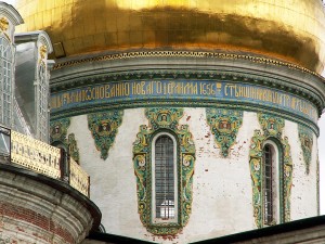 Изразцы на фасаде храма