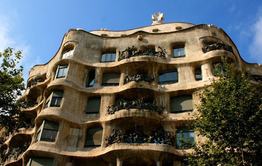 Фасад Casa Mila («Каменоломня»)