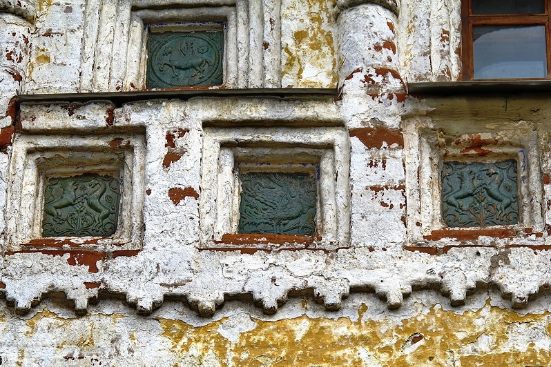 Старинные муравленые изразцы на фасаде монастыря в Борисоглебске