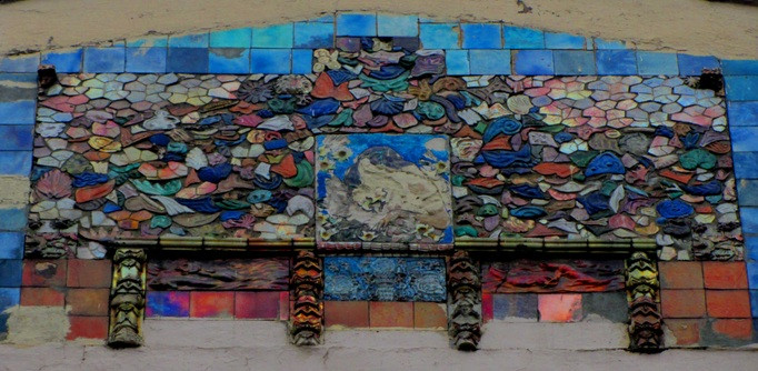 Панно из керамики на фасаде дома в Лебяжьем переулке
