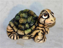 Фигурка черепахи, выполненная в технике шамот