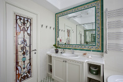 Обрамление керамической плиткой зеркала в ванной комнате