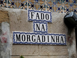 Азулежу в Португалии можно увидеть на каждом шагу, даже на номерах домов