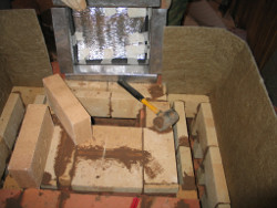 Зазор между шамотным кирпичом и кладкой заполняют базальтовым картоном